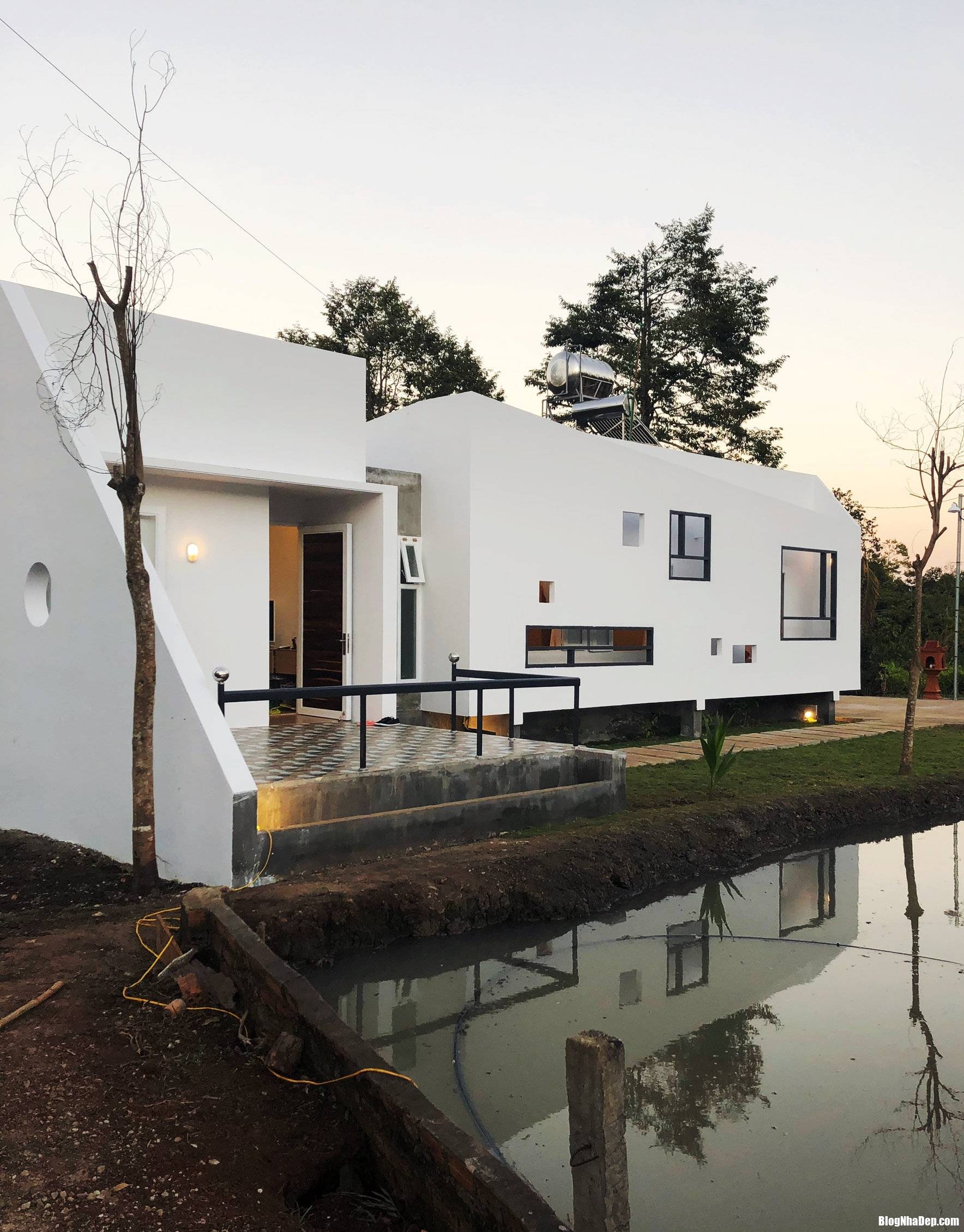 Căn nhà bên bờ hồ ấn tượng với các chi tiết hình học và thiết kế nền nhà