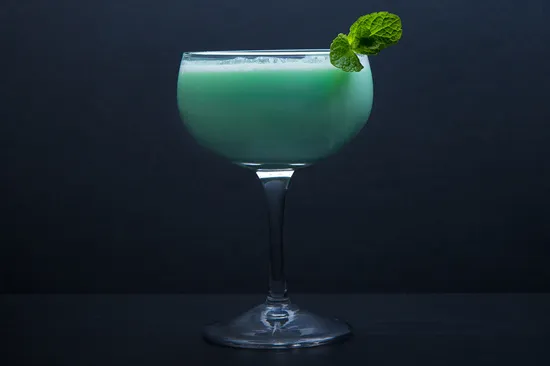 Buổi Chiều Hãy Tận Hưởng Một Ly Cocktail Châu Chấu