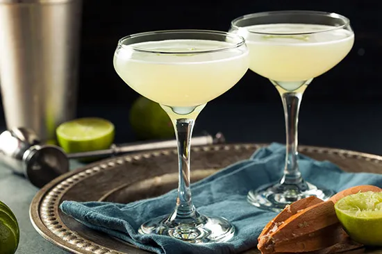 Cách Làm Cocktail Gimlet Từ Rượu Gin Và Chanh