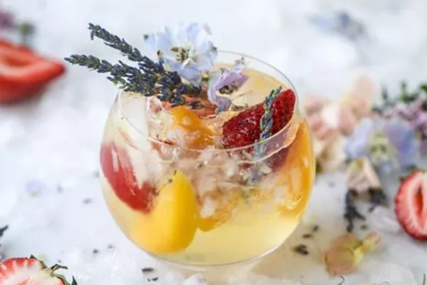 Cách làm Cocktail Sangria Lavender của Tây Ban Nha