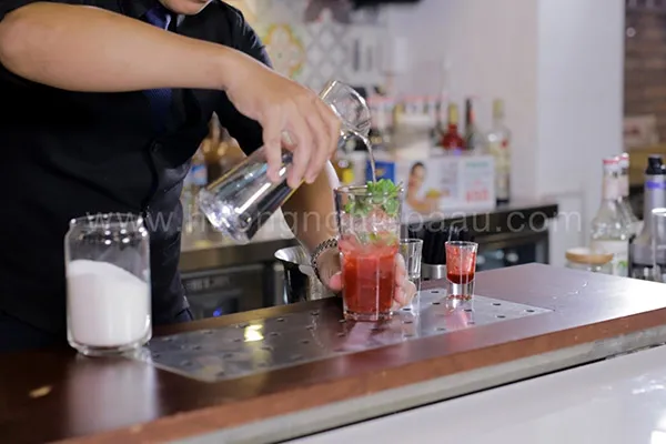 Cách Làm Mojito Dâu Tây Đốn Tim Cô Nàng Cá Tính